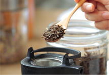 茶葉を急須へイメージ